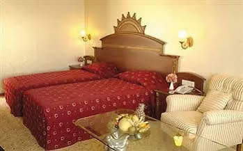 Grand Newport Отель